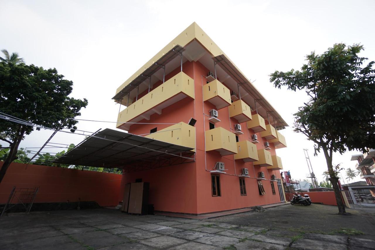 Oyo 2486 Bahana Guest House Манадо Екстериор снимка